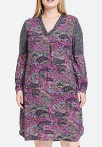Lila paisleymönstrad klänning med långa mönstrade ärmar, V-ringning och Lös passform; har rosa, gröna och blå detaljer genom hela.