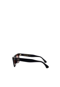 Occhiali da sole neri con montatura quadrata spessa, dettagli dorati sulle astine e lenti colorate. Le braccia presentano il logo e "Fatto a mano in Italia."