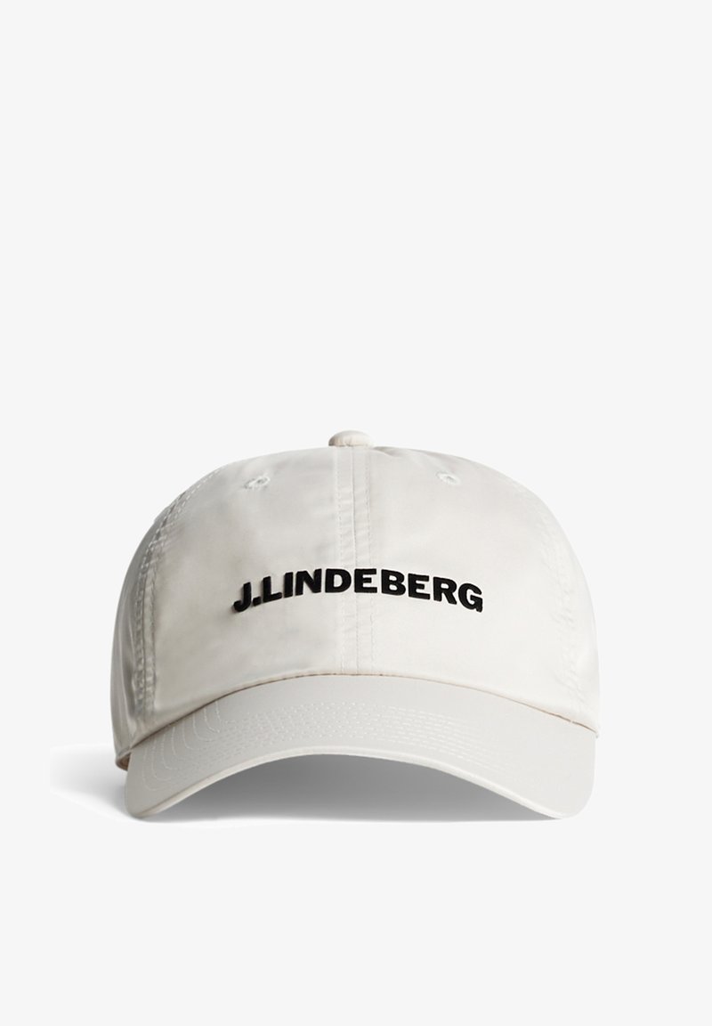 Hvit caps laget av lett stoff med en buet skjerm. Svart "J.LINDEBERG"-logo fremhevet på forsiden.