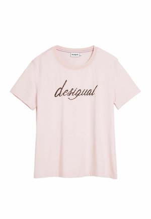 Roosa puuvillane t-särk, millel on ümar kaelus ja lühikesed varrukad ning esiküljel pruunis kirjastiilis sõna "desigual".
