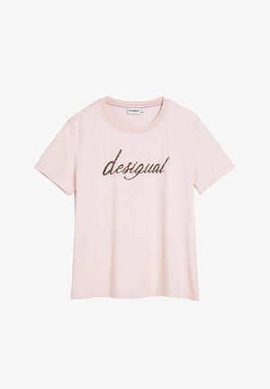 Tricou roz din bumbac, cu decolteu rotund și mâneci scurte, având cuvântul „desigual” scris în scris maro pe partea din față.