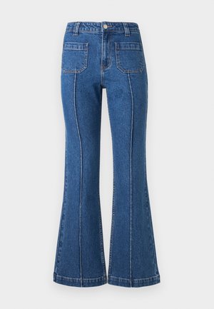 Uitlopende blauwe spijkerbroek met een hoge taille, voorzien van voor- en achterzakken en gestikte details langs de zijkanten en zoom.