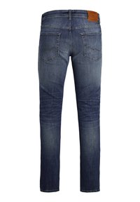 Jeans in denim blu scuro con una texture liscia, dotati di cinque tasche, un'etichetta in pelle marrone sul cinturino e un taglio dritto.