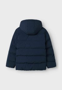 Marineblå puff-jakke med hette, med sydd paneler for isolasjon og en glatt tekstur. Ingen synlig metallutstyr eller ekstra detaljer.