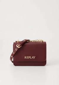 Burgunderfarvet taske i imiteret læder med gyldent logo, rektangulær form, justerbar rem og kædedetalje. Glat tekstur, lynlåslukning.