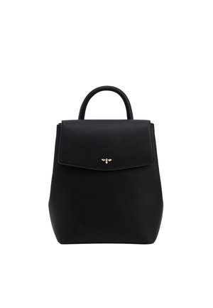 Sac à dos en cuir noir avec une poignée supérieure et un rabat avant présentant un petit emblème doré en forme d'abeille.