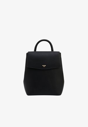 Sac à dos en cuir noir avec une poignée supérieure et un rabat avant présentant un petit emblème doré en forme d'abeille.