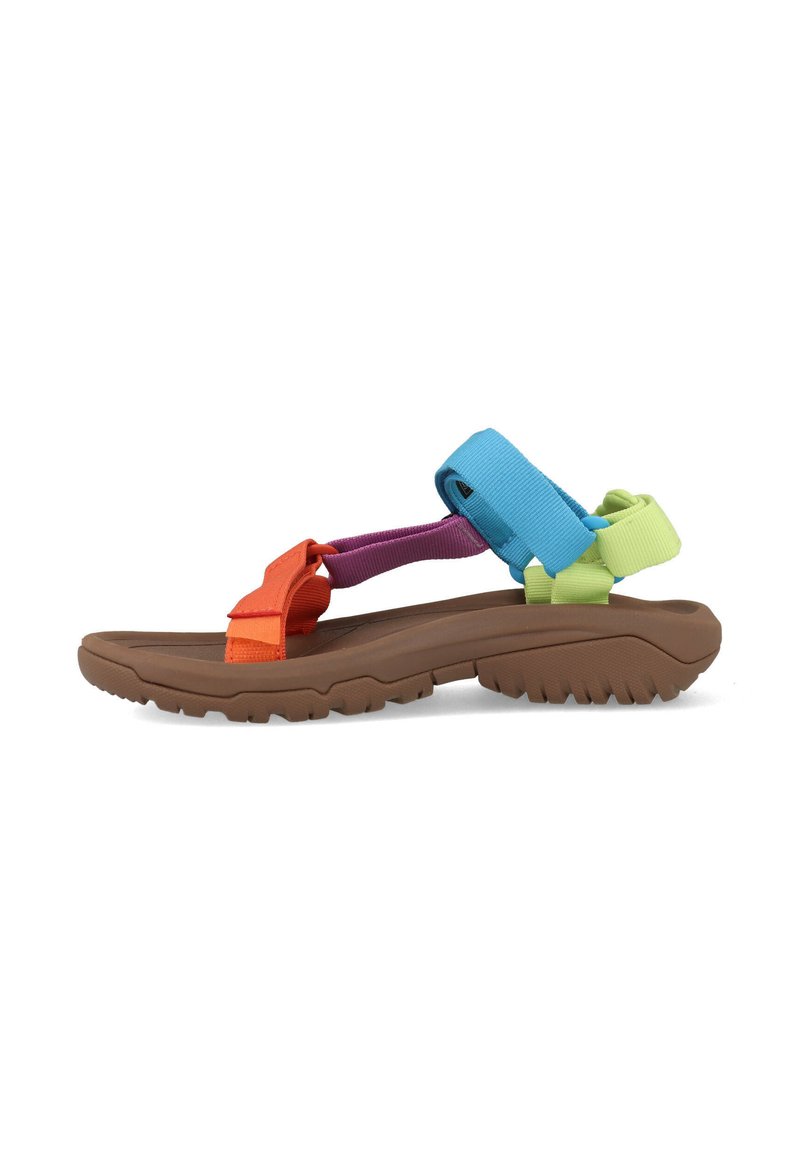Le ciabatte multicolori presentano una suola in gomma marrone, cinturini regolabili arancioni, viola, blu e verdi, con una base antiscivolo texturizzata.