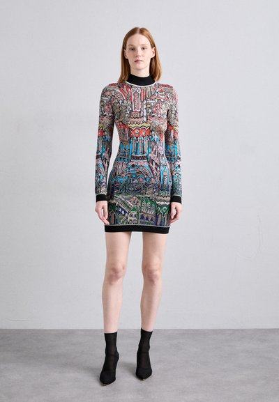 Robe mini en tricot avec un motif coloré et complexe, des manches longues et un col haut ; finition noire aux poignets et à l'ourlet.