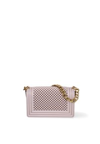 Borsa rettangolare rosa chiaro con motivo testurizzato in rilievo, tracolla in catena dorata e dettagli in pelle liscia. Presenta un design strutturato.