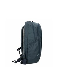 Marineblauer Rucksack mit gepolsterter Struktur, ausgestattet mit einer strukturierten Seitentasche, verstellbaren Trägern und mehreren Reißverschlussfächern.