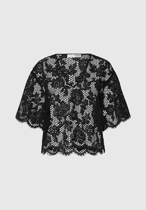 Juoda nėrinių bliuskutė su trumpomis rankovėmis, puošta gėlių raštais ir banguotu kraštu. Tekstūruotas audinys su įvairaus dydžio skylutėmis visoje bliuskutėje.