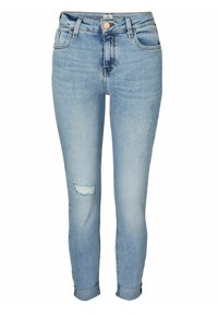Jeans skinny de mezclilla azul claro con cintura alta, detalle de rodilla desgastada y dobladillos enrollados. Presentan un clásico diseño de cinco bolsillos y cierre de botón.