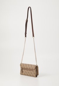 Barna mintás clutch táska láncos pánttal és cipzáras zsebbel. Simaság jellemzi, hajtogatott kialakítás és fémből készült kiegészítők jellemzik.