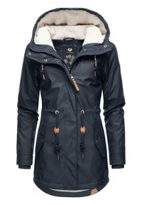 Parka imperméable marine avec une capuche doublée de fausse fourrure, une taille à cordon, des accents de boutons et plusieurs poches zippées. Tissu lisse et résistant.