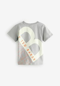 Grå bomulds-T-shirt med korte ærmer, der har stort hvidt og orange grafisk tekst og logoer på ryggen. Glat tekstur.