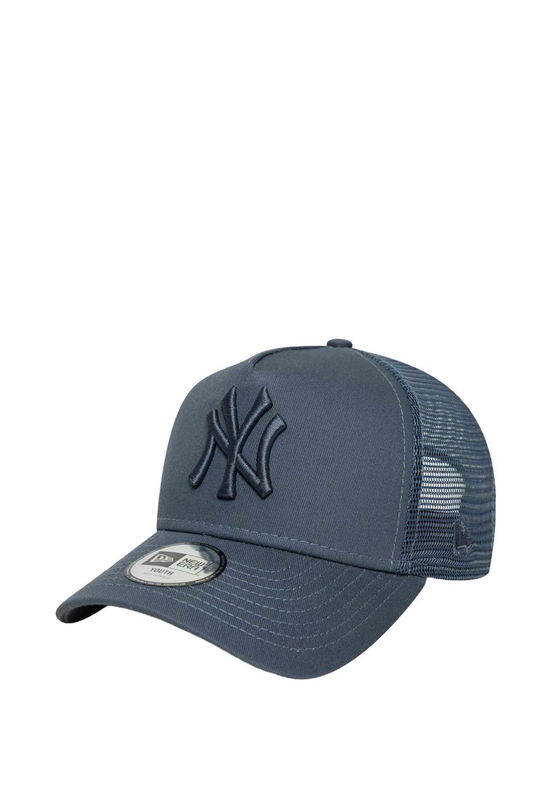 Cappello da baseball grigio scuro dei New York Yankees con retro in rete e visiera curva, caratterizzato da un adesivo argentato New Era sulla visiera.