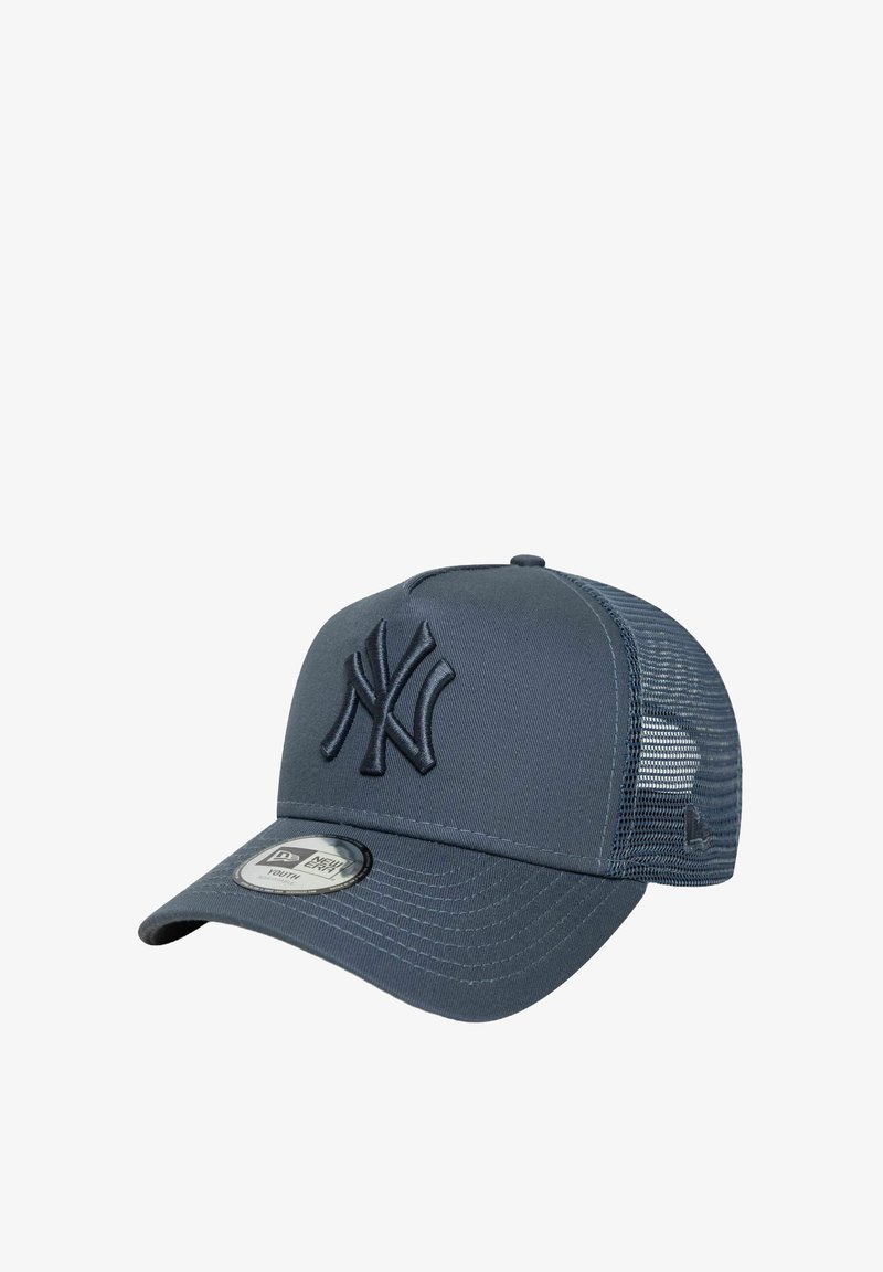 Cappello da baseball grigio scuro dei New York Yankees con retro in rete e visiera curva, caratterizzato da un adesivo argentato New Era sulla visiera.