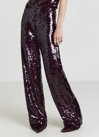 Pantalons larges scintillants en tissu pailleté de couleur bourgogne profond. Présentent une texture brillante et une coupe décontractée.