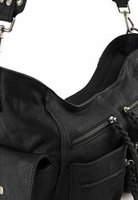 Sac en cuir noir mettant en avant plusieurs poches zippées, des détails tressés et une large bandoulière, conçu avec une texture douce et une finition durable.