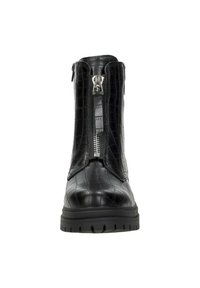 Zwarte enkellaars gemaakt van glanzend krokodillen-embossed leer, met een centrale rits, robuuste zool en textuurpanelen.