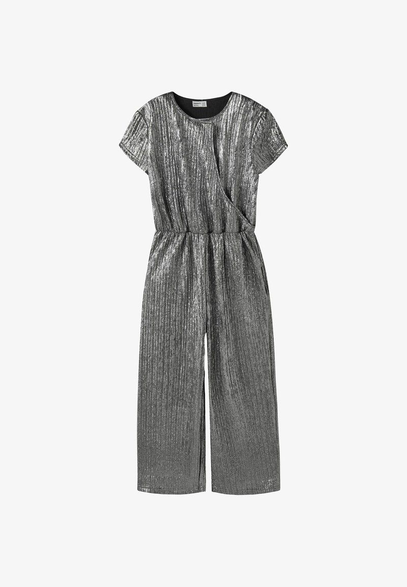 Zilver metallic jumpsuit met korte mouwen, overslag aan de voorkant, elastische taille en wijd uitlopende broekspijpen. Getextureerd oppervlak met verticale strepen.