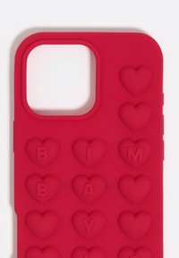 Rode siliconen telefoonhoes met verhoogde hartvormen en de ingedeukte tekst "IK BEN BABY." Vierkante cameranaad en knoppentoegang aan de zijkant.