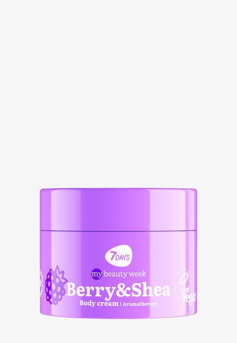 Pot en plastique violet de crème pour le corps étiqueté "Berry & Shea." Présente une finition lisse et brillante avec un texte blanc et des accents graphiques de baies.