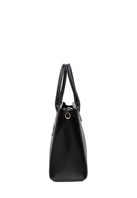 Borsa a tracolla in pelle nera con una forma strutturata, doppi manici corti e chiusura con zip. La parte anteriore presenta un accento in metallo dorato.