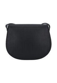 Crna kožna torbica preko tijela zaobljenog oblika, glatke teksture i jednostavnog šivanja. Ima tanak remen za nošenje.