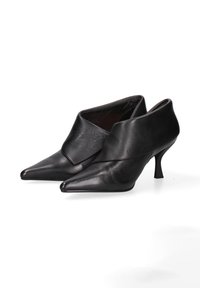 Décolleté in pelle nera con punta affusolata e un design piegato distintivo sulla parte superiore. Dotati di un tacco a stiletto corto. Texture liscia.