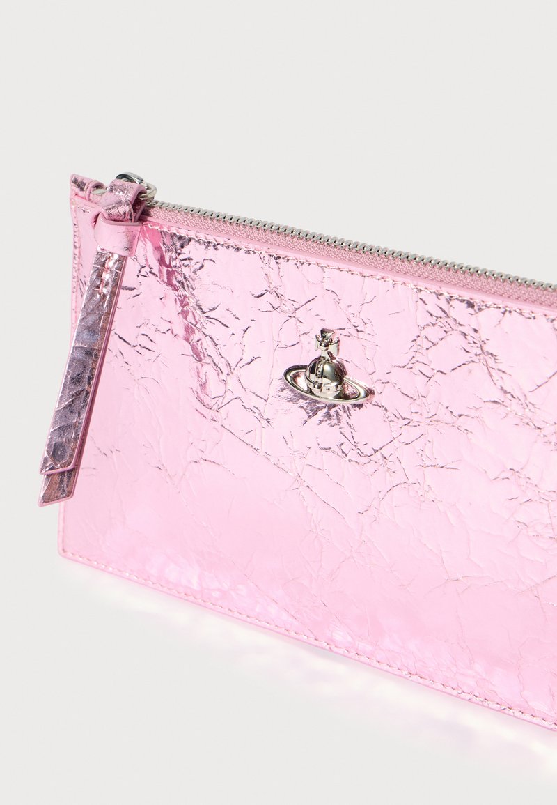 Bolsa metálica rosa con textura arrugada, herrajes plateados y un pequeño charm en forma de planeta en la parte delantera.