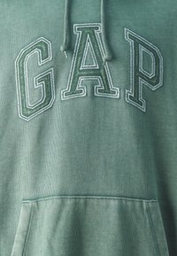 GAP MAY NOVELTY LOGO - Ikdienas džemperis - dark forest