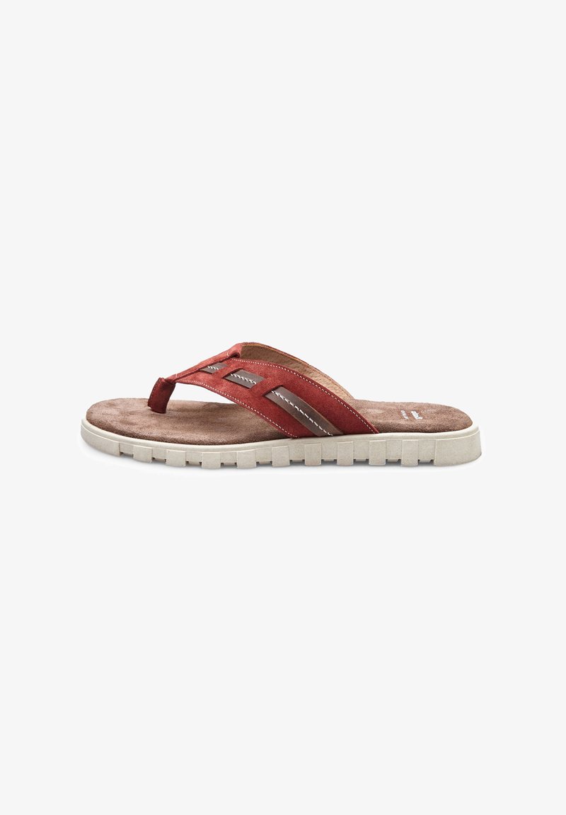 Röd mocka flip-flop sandal med en mjuk brun fotbotten, som har en texturerad sula och dekorativ sömnad på de övre remmarna.