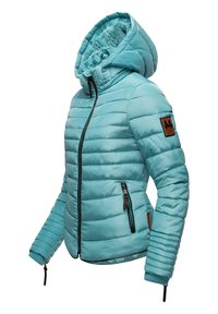 Doudoune bleu clair avec capuche, design matelassé, fermeture éclair à l'avant, poches latérales avec zippers et doublure intérieure texturée.
