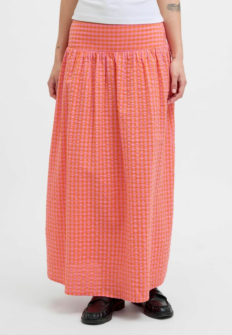 Lang, pink og orange ternet nederdel med elastisk talje, der har et samlet design og en let tekstur.