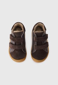 Sapatos infantis castanhos em materiais de camurça e couro, com fechos de velcro, forro de pêlo macio e sola de borracha texturizada.