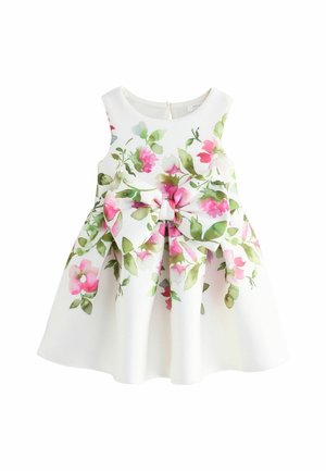 Robe bébé blanche sans manches avec un motif floral rose et vert et un grand nœud floral à la taille.