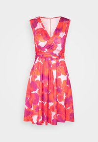 Robe sans manches à encolure en V avec larges bretelles, taille cintrée et jupe évasée, dotée d'une base rose ornée d'un grand imprimé floral orange et violet.