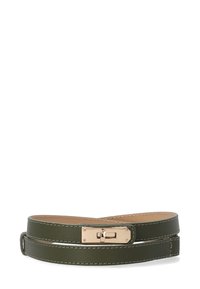 Olivgrüner Leder Gürtel mit einer goldfarbenen rechteckigen Schnalle und kontrastierenden Nähte, mit einer glatten Textur und schlankem Design.