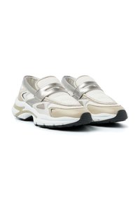 Slip-On-Sneaker aus einer Kombination von Mesh und Leder in Weiß und Beige. Silberne Akzente an den Riemen und eine strukturierte Sohle. Leichtes Design.
