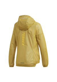 Gele waterdichte jas met capuchon. Voorzien van het "TERREX"-logo in grote letters op de achterkant, elastische manchetten en een licht gebogen zoom.