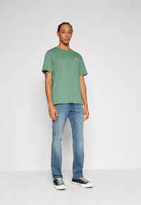 Wrangler GREENSBORO - Traperice ravnih nogavica - camino