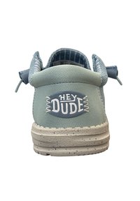 Sneaker in tessuto azzurro chiaro con retro testurizzato; presenta il logo bianco "HEY DUDE", dettagli a contrasto e una suola maculata.