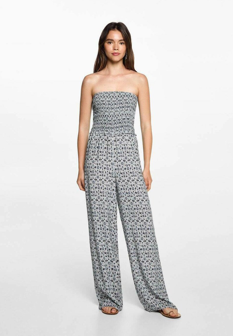 Mouwloze jumpsuit van een lichtgewicht stof met een gesmokte lijfje, een wijd beenontwerp en een grijze achtergrond met zwarte luipaardvlekken.