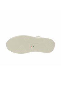 Suela de zapato beige con patrón de agarre texturizado, texto "Hecho en Italia", bandera italiana y el número de talla 37 visible en la parte inferior.