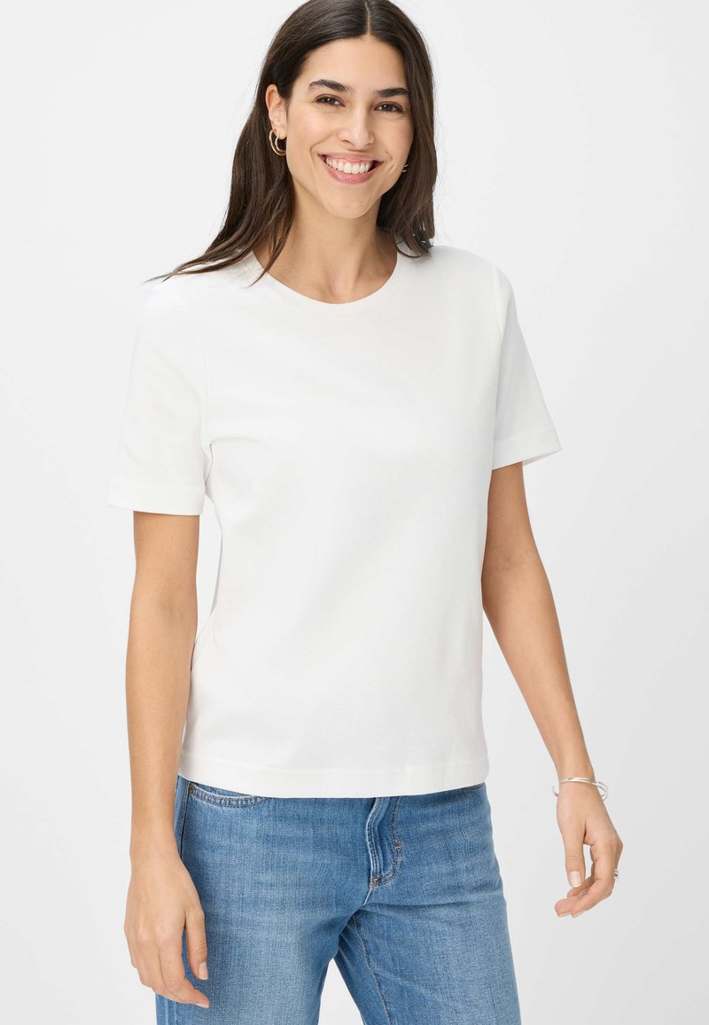 Weißes T-Shirt mit kurzen Ärmeln aus einem glatten Stoff, mit rundem Ausschnitt und geradem Saum, kombiniert mit blauen Jeans.