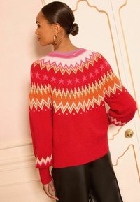 REGULAR FIT - PATTERN CREW NECK   - Svetrík - red lurex fairisle