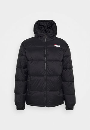 Zwarte FILA gewatteerde jas met capuchon, ritssluiting aan de voorkant en gewatteerd ontwerp, met een klein logo op de linkerborst.