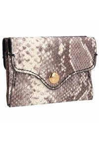 Pochette rectangulaire en cuir texturé à motif python dans des tons de marron et de crème, dotée d'une fermeture à bouton doré et de coutures noires.